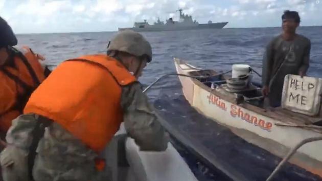 12月25日，海军052D型“合肥”号驱逐舰，在南海向一艘因发动机故障被困海上3