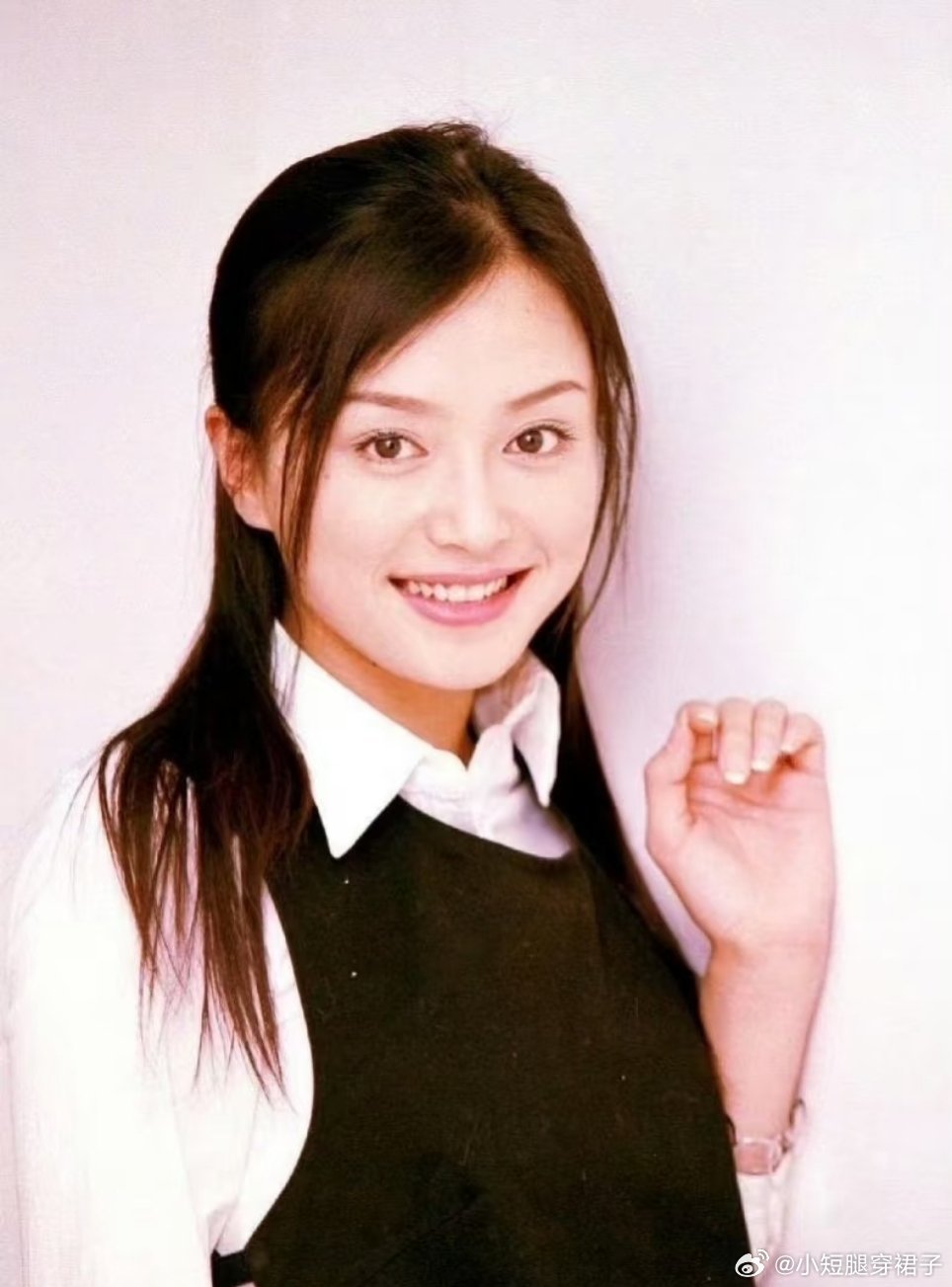 秦岚肯定想删掉这组照片秦岚以前也好看呀，只能说从小就是美人胚子，现在长开了，更性