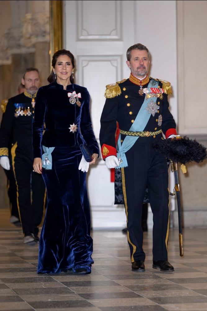 丹麦新年外交招待会🤩为接待外交使臣们，玛丽这回穿了新套装，大概是今年欧