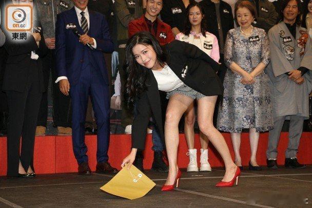 視帝馬德鐘與賴慰玲今日（18日）為無綫劇《非常檢控觀》宣傳，以短褲上陣的賴慰玲與