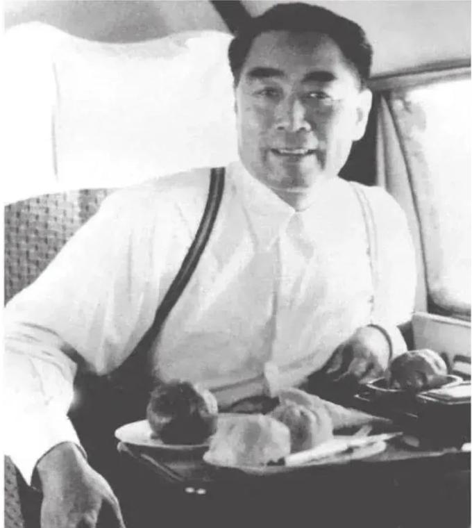 1968年一个深夜，周恩来刚躺床上，准备睡觉。警卫员关了灯，正要走出房间，总理突