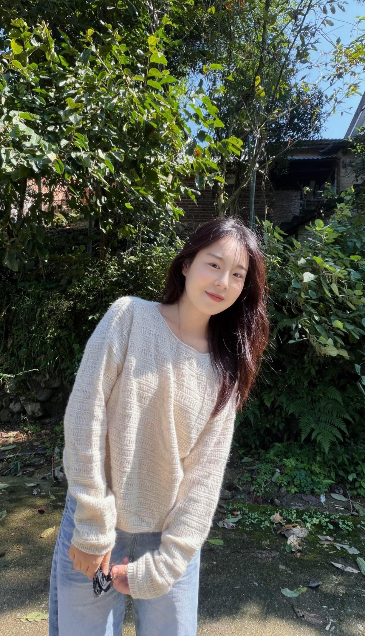 小姑娘微笑着找准镜头的位置。