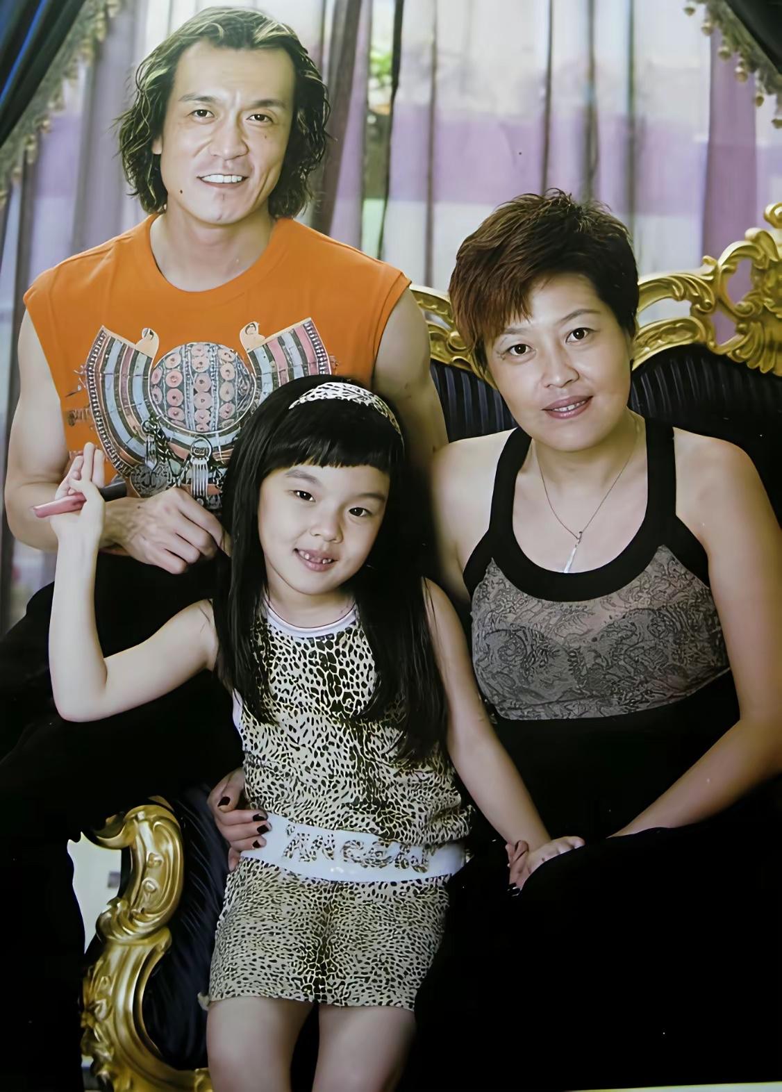 当年，李咏、哈文和女儿法图麦的全家福。李咏主持《幸运52》《非常6+1》，带给无