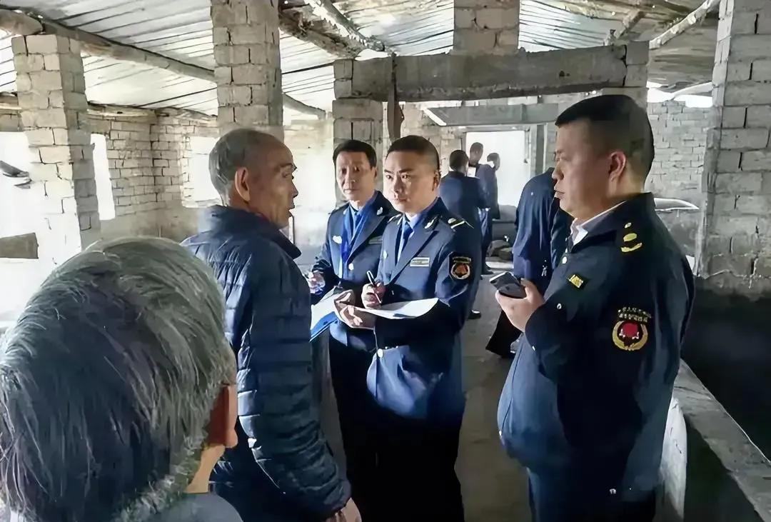 日前，负责农业执法的“农管队”已经正式下乡开展工作，图为某地农管队正在一个农户家