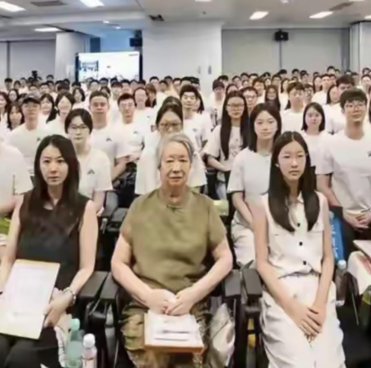 峰学蔚来员工大会内部照片曝光，11岁张姩菡坐在C位，变瘦了很沉稳，奶奶刘巧丽和妈