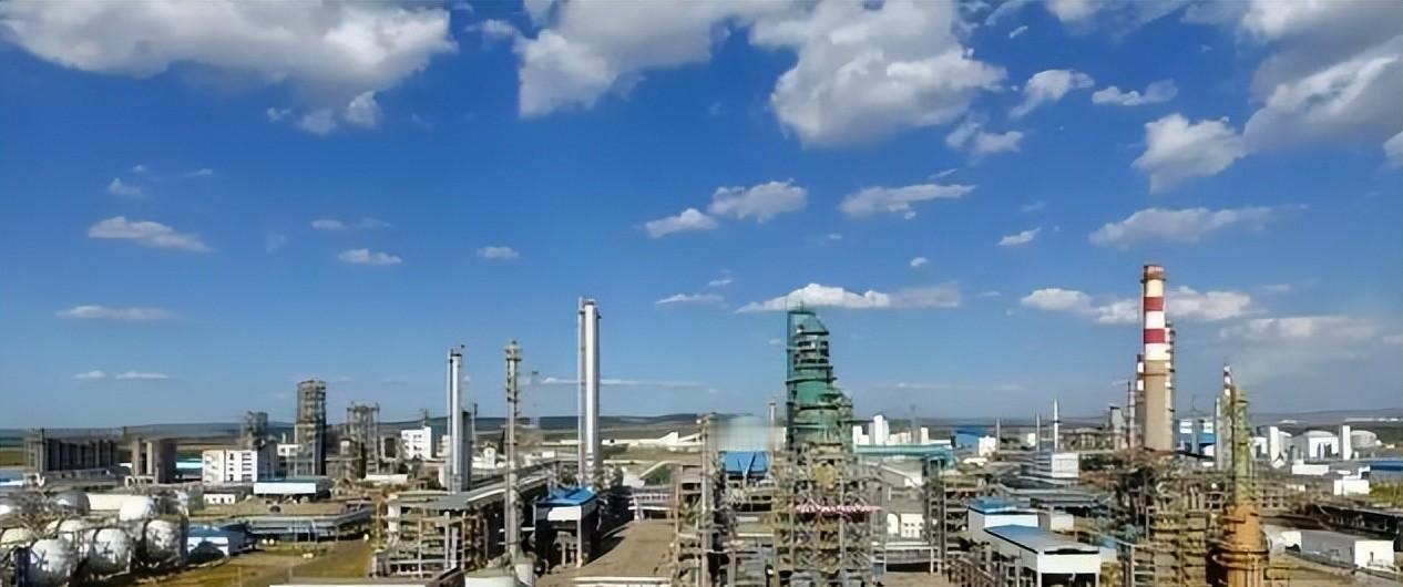 说出来你可能不信：全国GDP破10万亿的省份，就三个。广东江苏没啥意外。第三