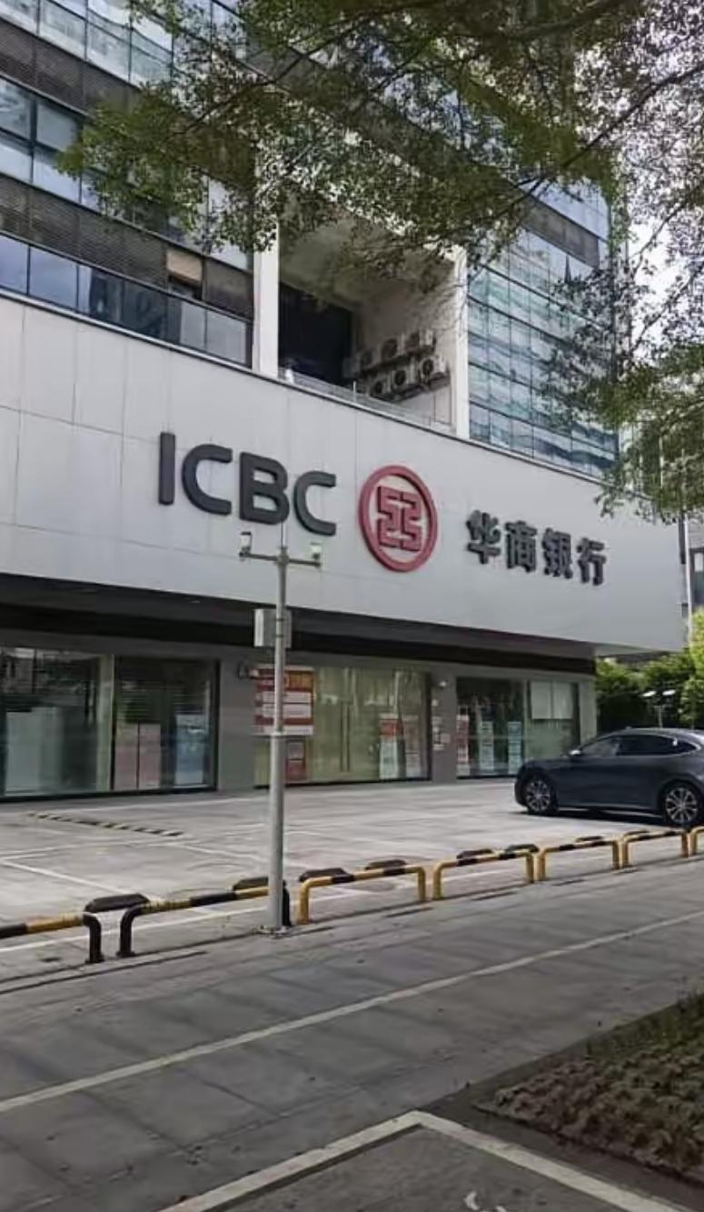 我在深圳南山区上班时发现个怪事。科技园附近有家银行挂着蓝色“华商银行”的招牌，走