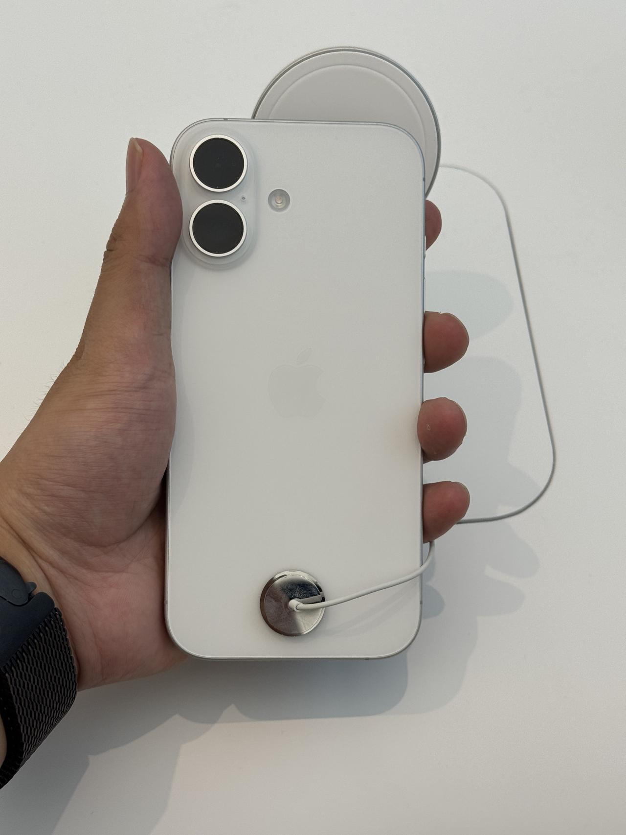 今年苹果iPhone17标准版真的卖爆了，唯一的缺点就是外观和iPhone16一