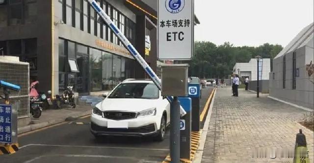 停车仅5分钟却被收五千，调出监控之后女子当场被打脸青岛一名女子报警维权，称