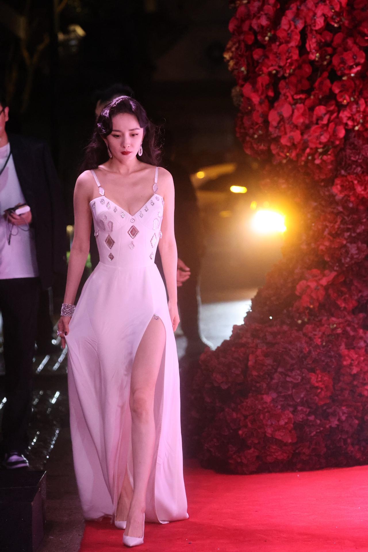 杨幂白色高跟鞋！杨幂礼服封神高定礼服走秀惊艳瞬间女明星现场