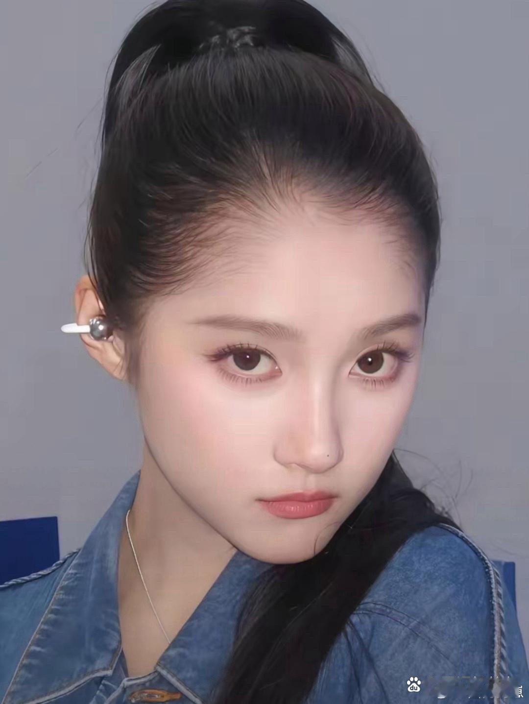 关晓彤的头发都快长到额头上了！细碎的发丝垂在额头前，反倒多了几分随性的慵懒感，意