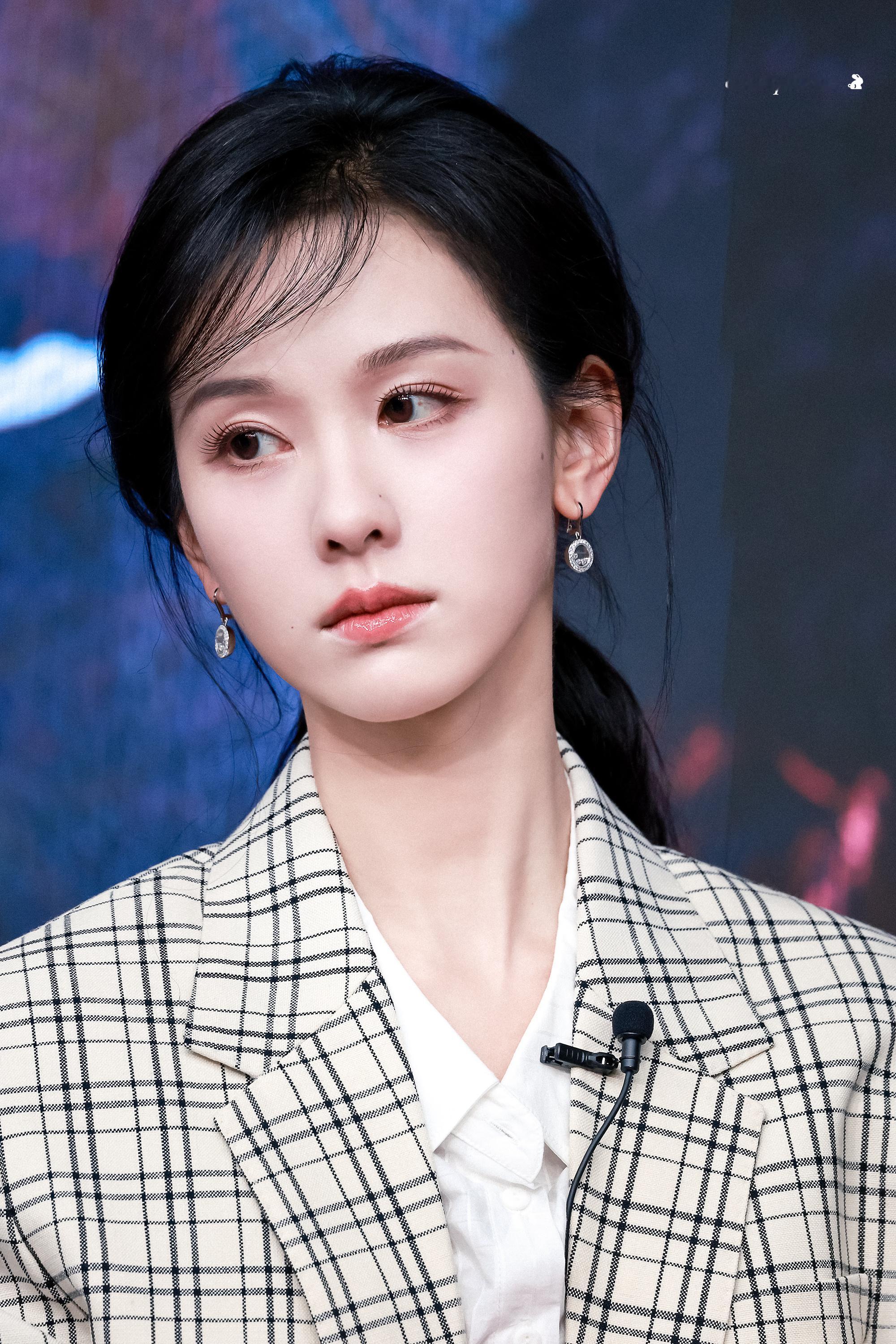 陈都灵TFBOYS同框诡异到像AI陈都灵在复制粘贴的时代，你是手写的诗