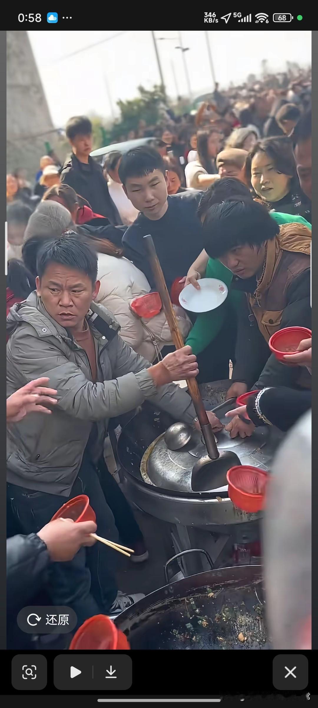 丰城刨猪宴直接成“抢食大战”！有人自备干粮，大锅被薅得只剩锅底江西丰城的