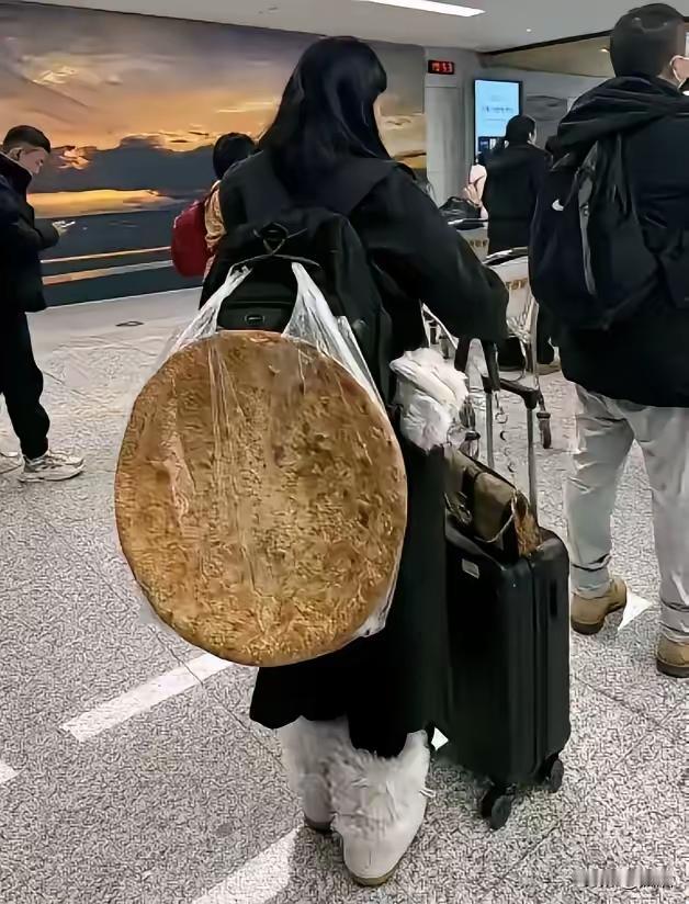 闺女要去新疆出差，临走前爸爸顺口说了句“新疆的馕特别好吃”。可谁也没想到，爸爸这