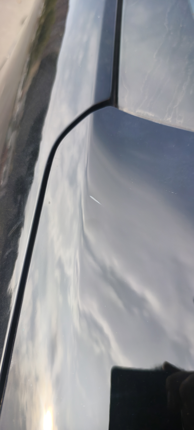 十一代半新车提车回来撕膜的时候发现膜下面有一道白痕不是划痕，像嵌在车漆里一样找