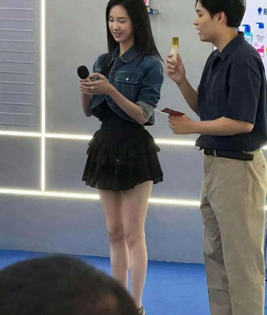 原来陈都灵现实中是这种大长腿美女呀！
