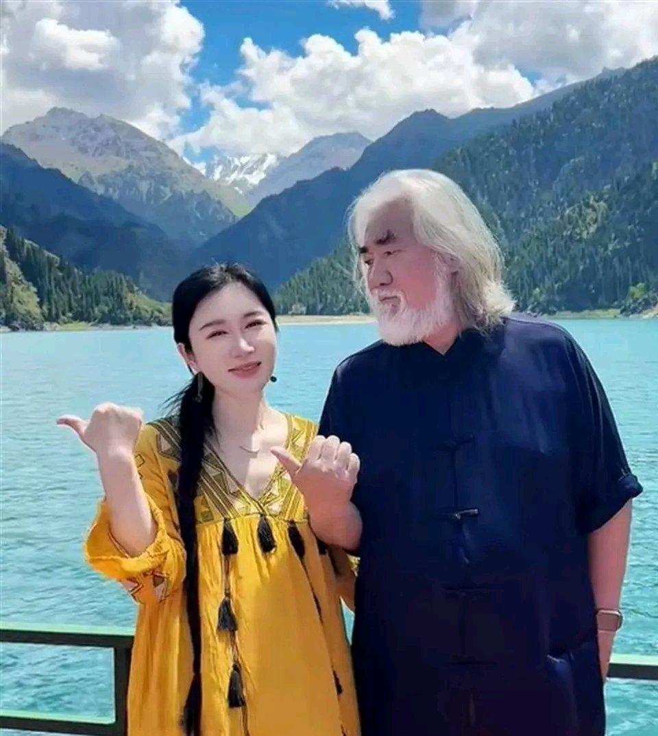 2026年4月，74岁的张纪中干了件大事——剃光留了三十多年的胡子，还染了黑发。