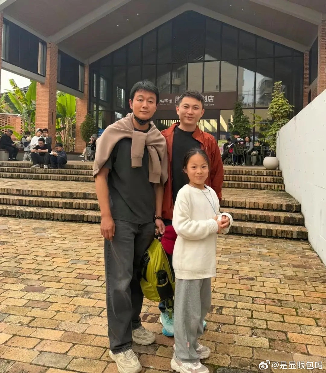 佟大为在景德镇旅游被偶遇，他现实中真人看起来有点胖，皮肤黝黑，气质有点土，颜值和