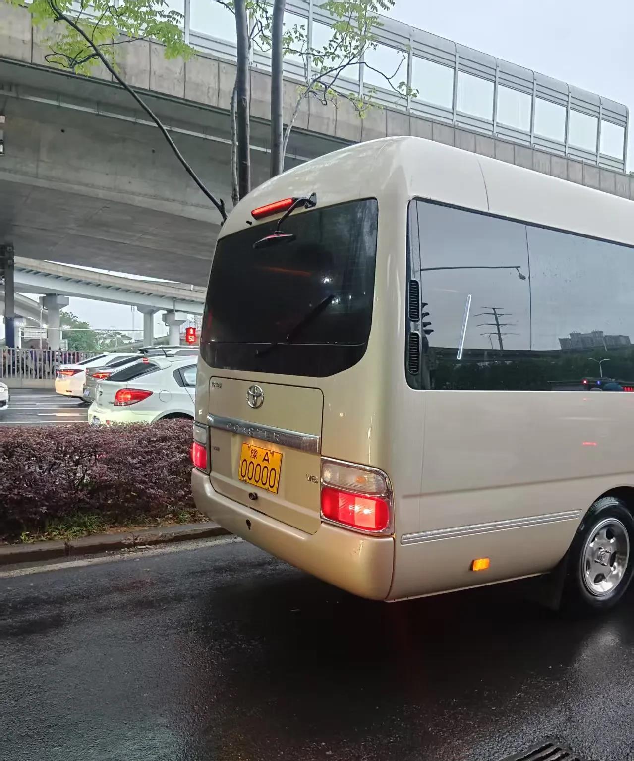 出差路过很牛的车!车牌看不懂