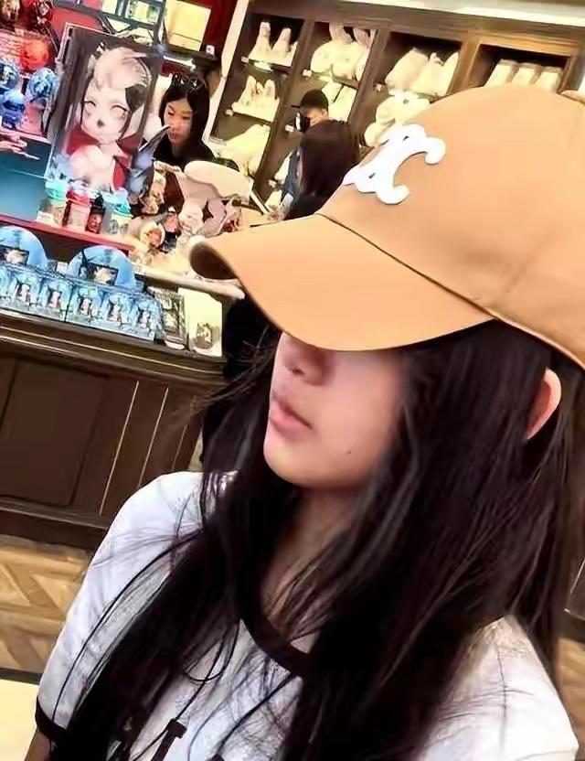 小玥儿才11岁，却懂得照顾奶奶的心情，她主动送上自己写的毛笔字和抽象画，安慰张兰