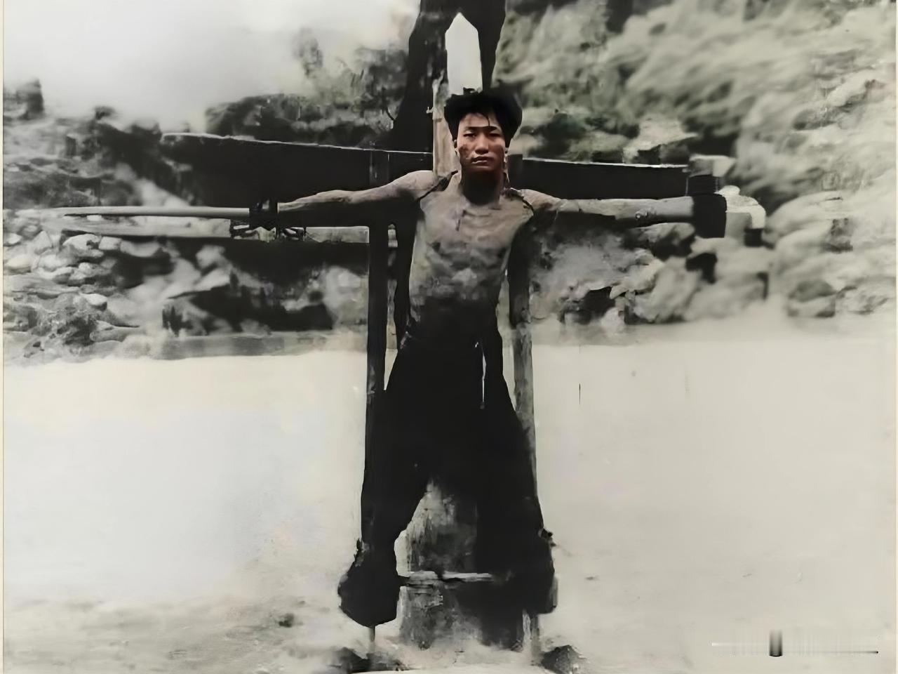 这张令人心碎的照片，是敌人为邀功请赏留下的血腥罪证。画面中，被钉在十字架上、血肉