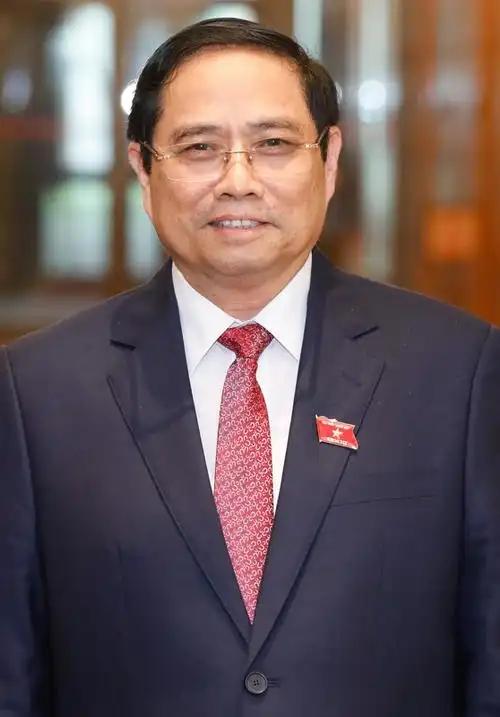 🌛越南终于撕下面具，扯起美国大旗，朝中国背后捅了第一刀。7月，越南突然宣布