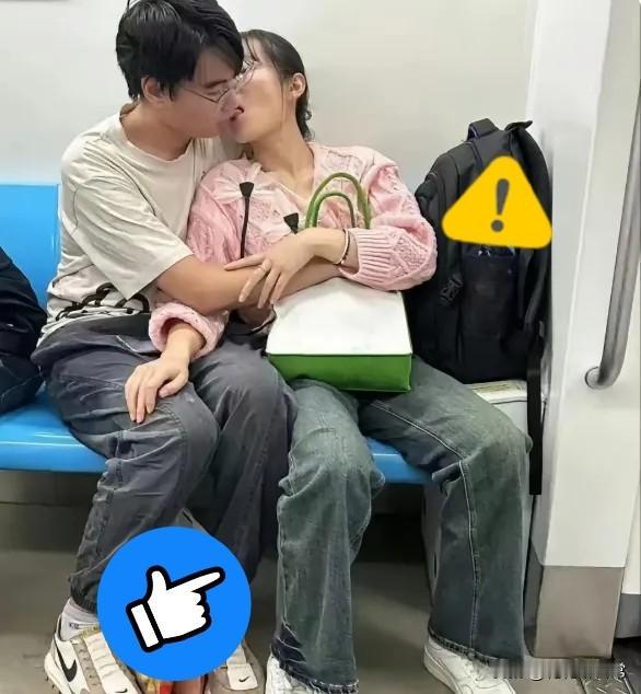 看到这幕也太不分场合了！一对男女在公共场合里抱着啃，手还到处乱摸，旁边大爷别过