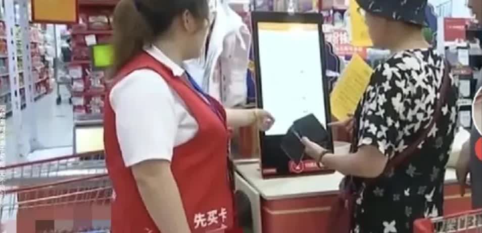 浙江一女子逛超市，在结账的时嫌排队麻烦，就去自助机扫码付钱，可在女子付完钱准备走