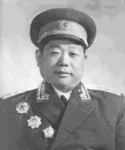 1947年，一个农民给解放军带路，路上提到了自己消失18年的哥哥，连长听到名字一