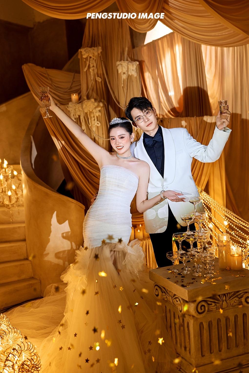 鎏金光影揉碎浪漫 让照片的仪式感在镜头里。