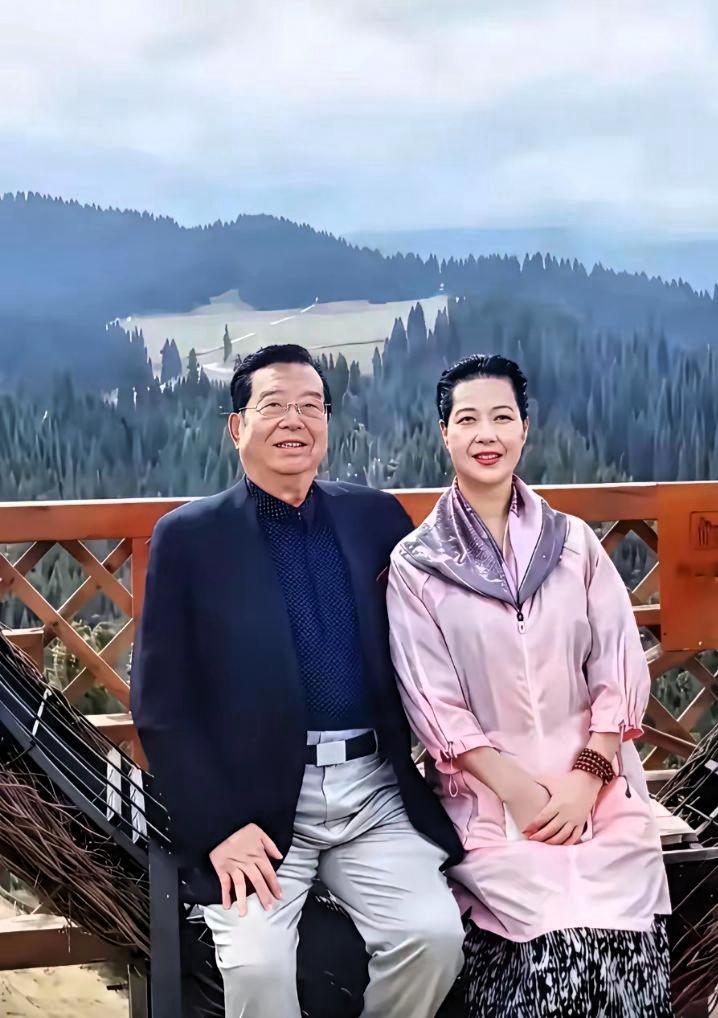 相差28岁的李双江与梦鸽一同前往新疆景区出游，在山林观景处拍下合照。四周林