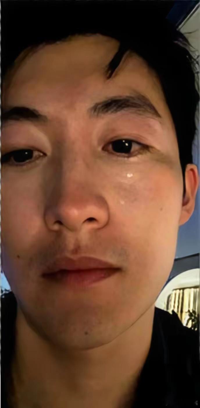 昨天看到大连这事儿，心里真不是滋味。男人揣着4万块血汗钱回家，那是他一年每天干1