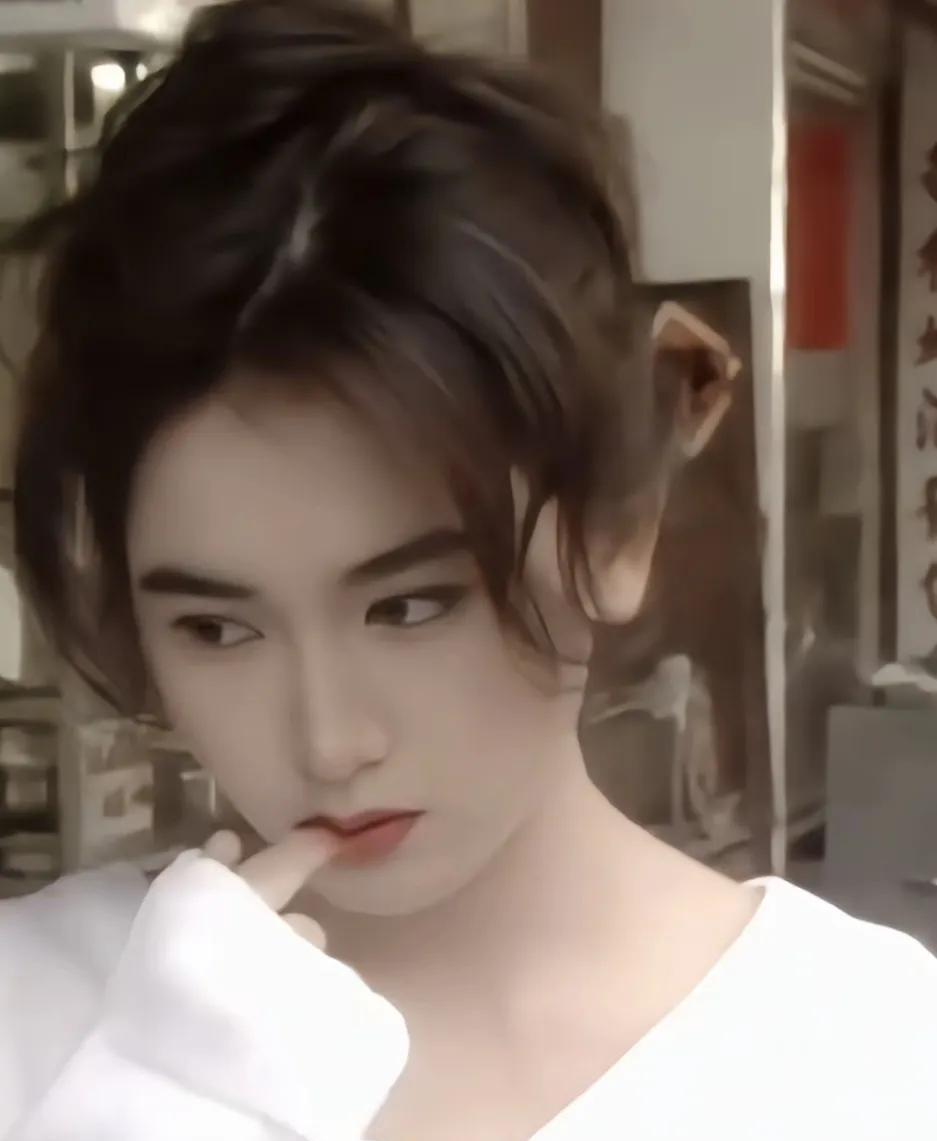 温碧霞年轻时的这个发型是不是很好看？这个发型真的好难得才看到，非常适合圆圆脸的她