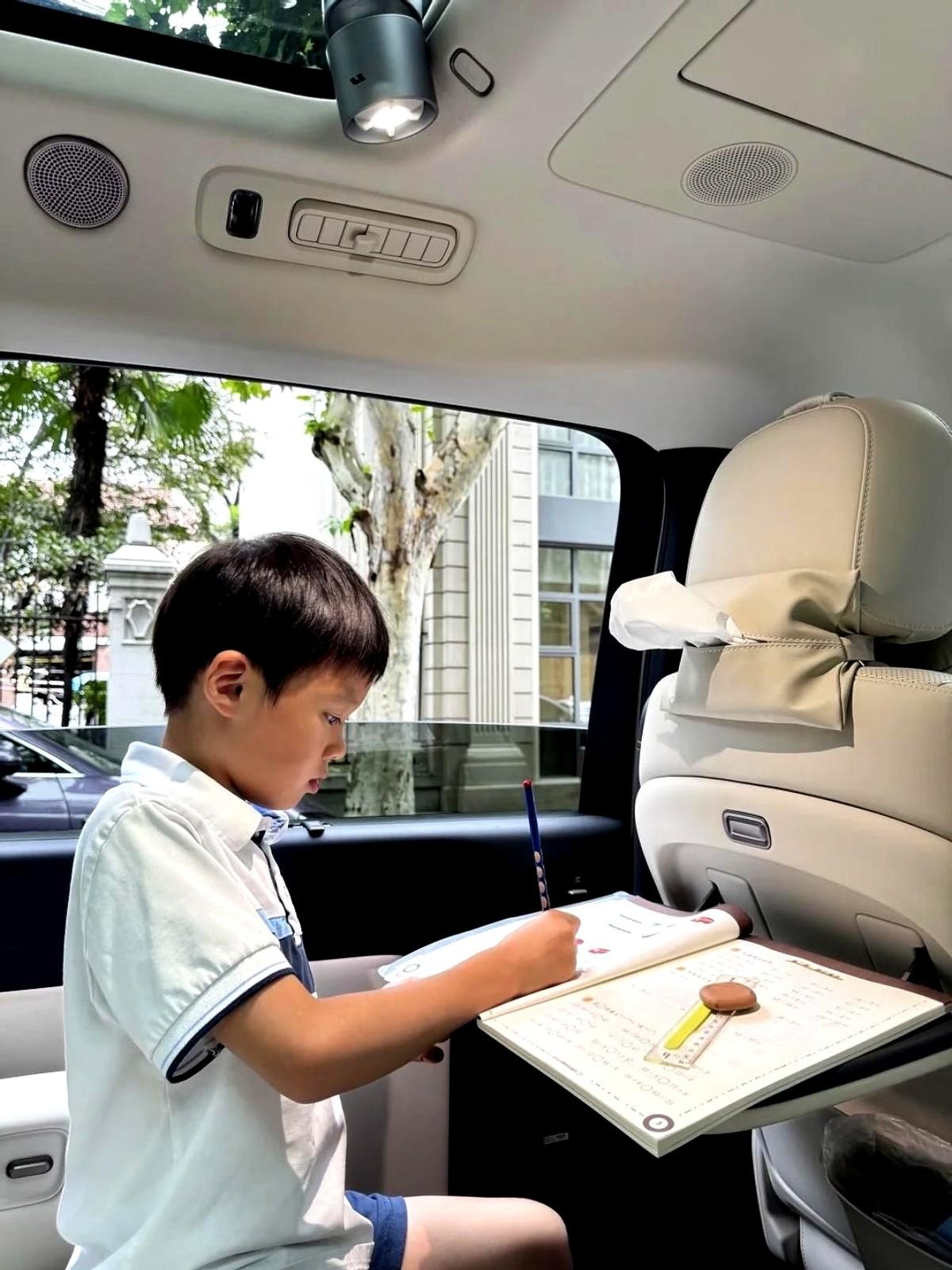 70分冲到92，没花补课钱校门口，英语老师一句话把家长从烧钱边缘拽回来：每天