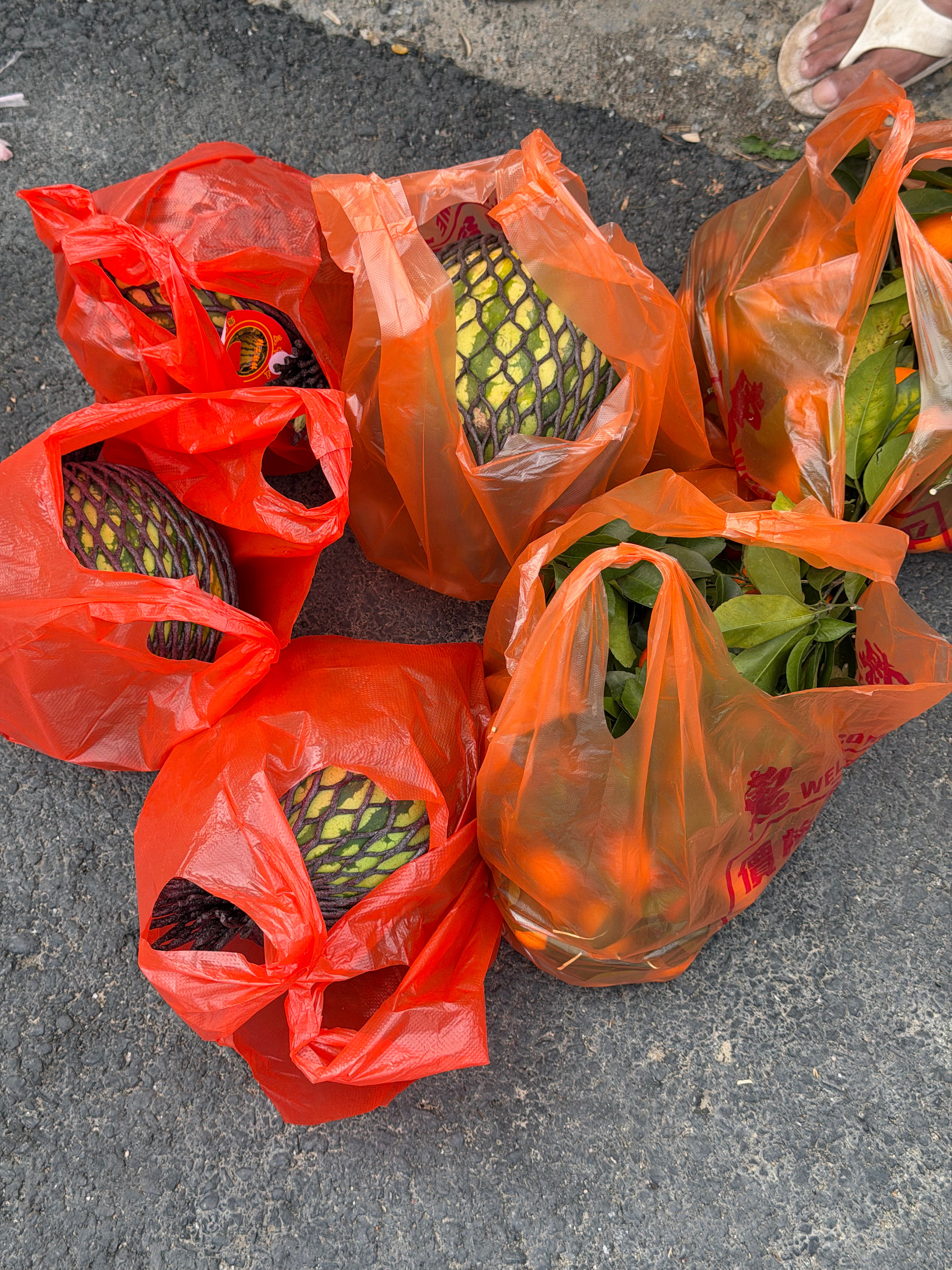 去别人家做客，总感觉空手去不好意思，路边跟阿姨采购了些东西，橘子、甘蔗、西瓜啥的