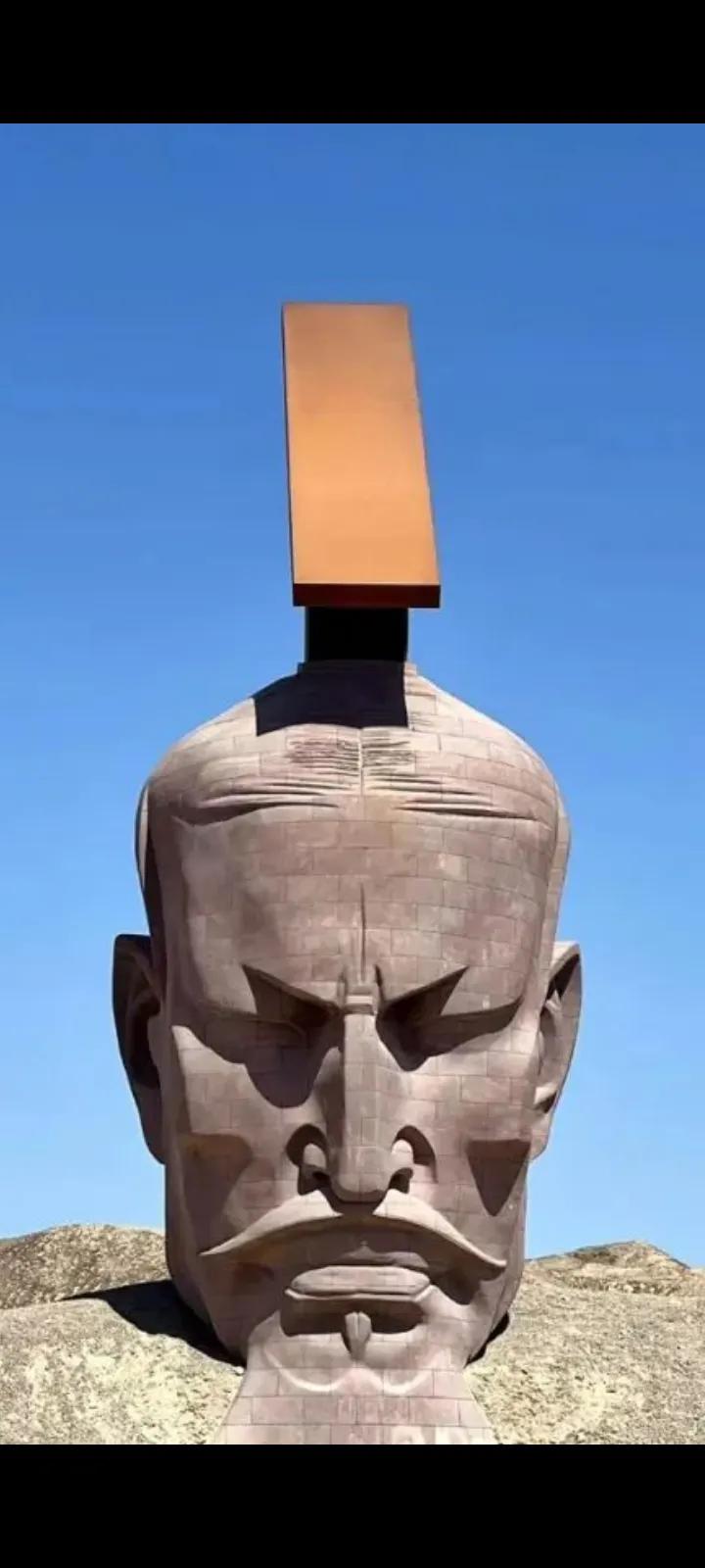 垂头丧气、似被活埋的汉武帝雕像，雄风何在？居心何在？甘肃省瓜州市戈壁滩上有个名