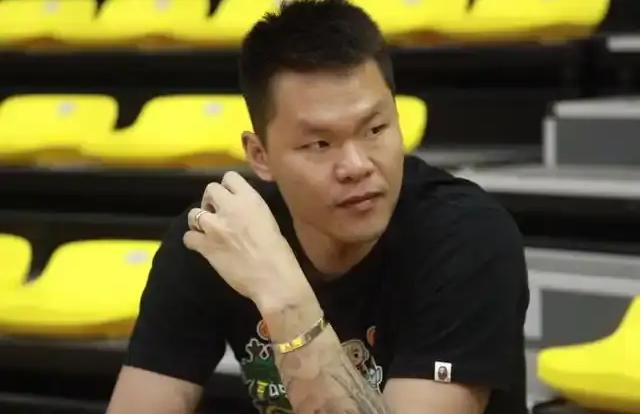 昨晚深夜，广东队迎来利好消息，朱芳雨面公开透露：大外已在路上。广东球迷也高兴地说