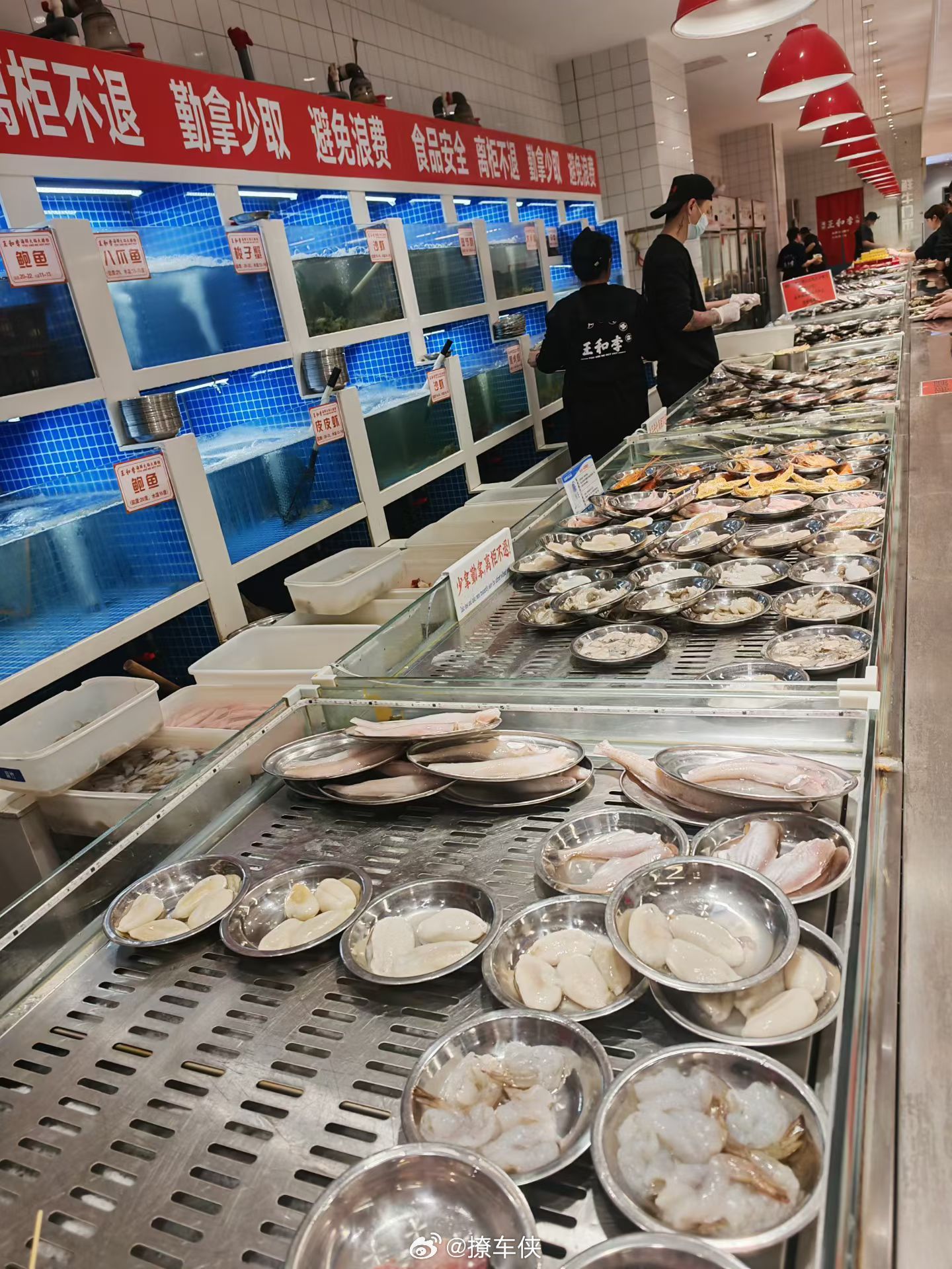 王和李海鲜小火锅最近挺火，买了代金券啥的，400出头代1000，看上去挺便宜，一