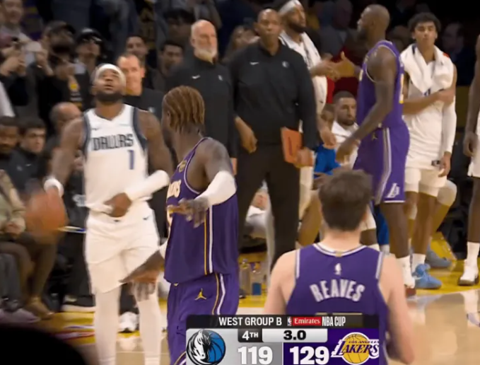 NBA杯赛，湖人129-119战胜独行侠。美媒晒出视频：詹姆斯终场哨响之前找到