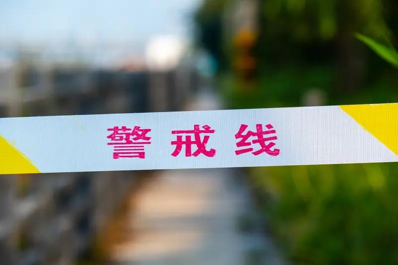 昨天被骗了2900块，我跑去报案，帽子叔叔说不够3000不能立案。我一想反定已