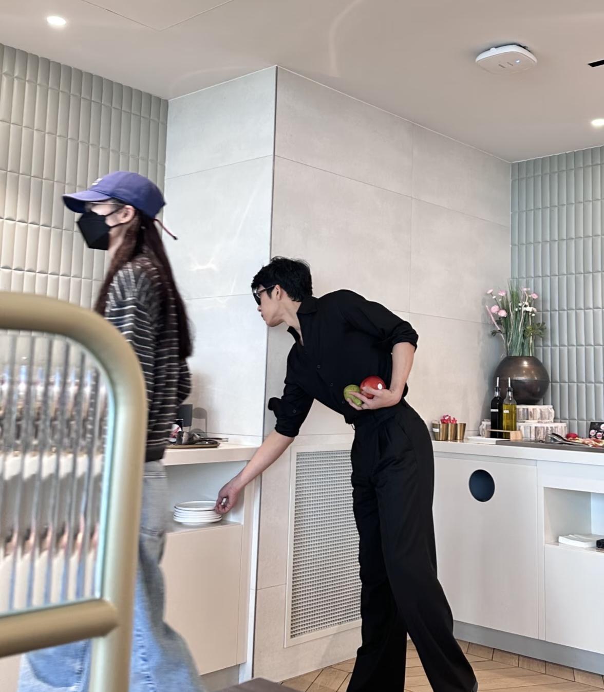 井柏然和超模女友刘雯一起现身巴黎机场，两个人的穿搭都好时尚，个子几乎一样高，身材