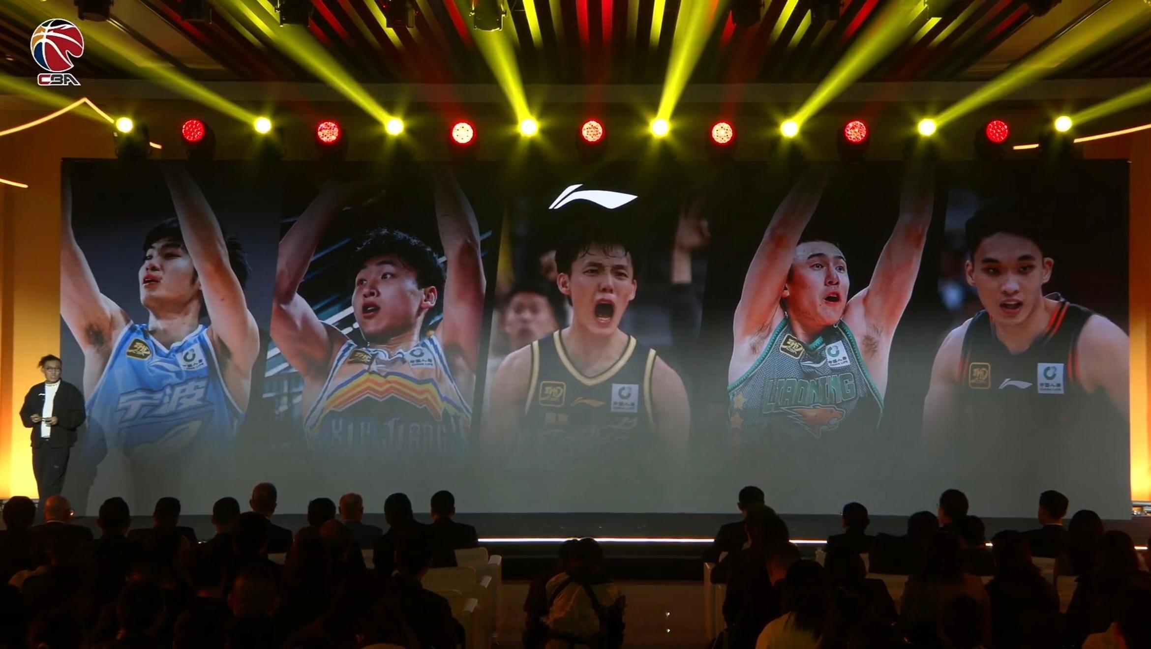 去年的城市版球衣很好看，今年就又创新了！客场的球衣都变得复古，是拼音加中文的配置