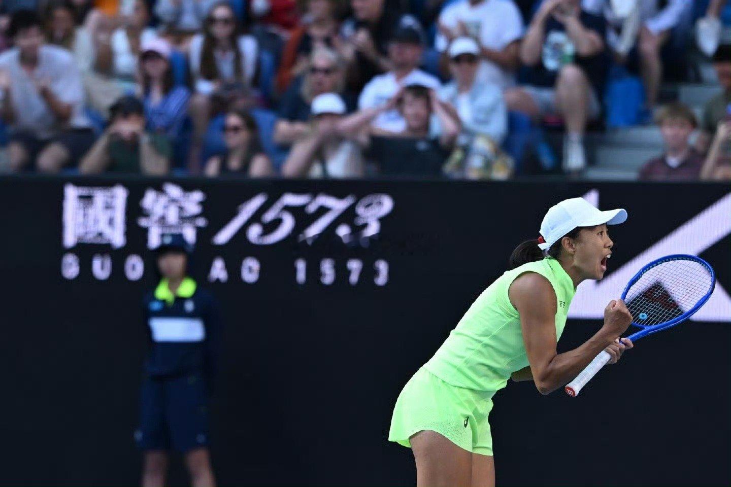 张帅重返澳网女双四强2026年澳网女双1/4决赛，37岁的张帅搭档梅尔滕斯上演坚