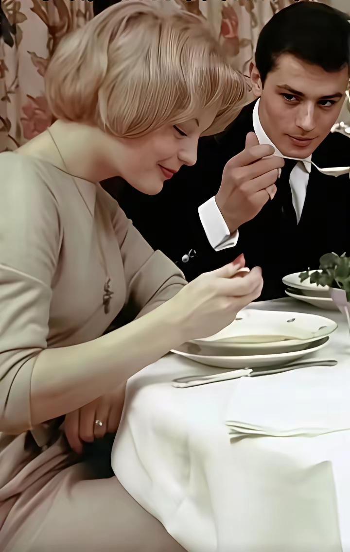 阿兰德龙含情脉脉看着罗密，而罗密则一脸幸福的笑着，曾经多么美好的一对璧人，可惜都