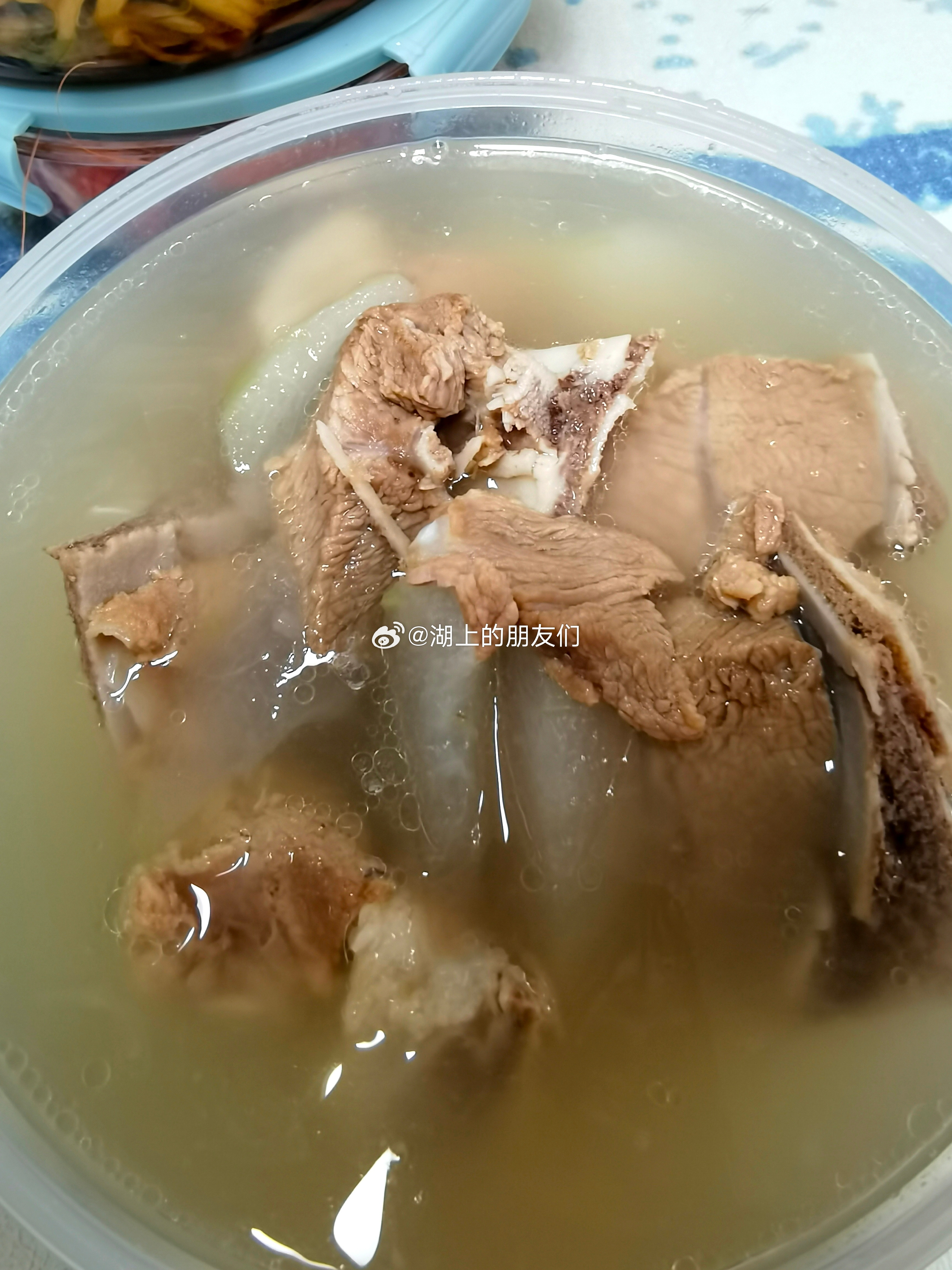 早餐：骨汤面。扇骨汤做的面条汤底，放了点胡椒粉和蒜泥，加了两勺油辣子。简简单单，