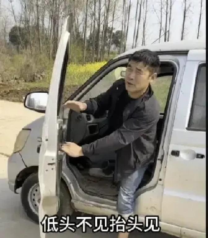 杜半熟接人途中放狠话不赔钱就上门堵门今天刷到乡村里一档挺有意思的八卦，杜半
