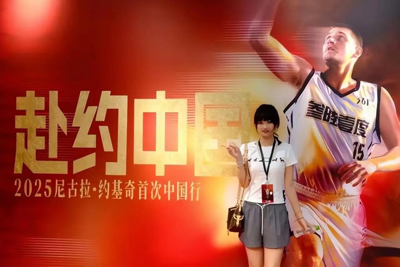 身在外依旧心系国内，NBA球员杨瀚森第一时间留言点赞女友社交媒体。女友“i11