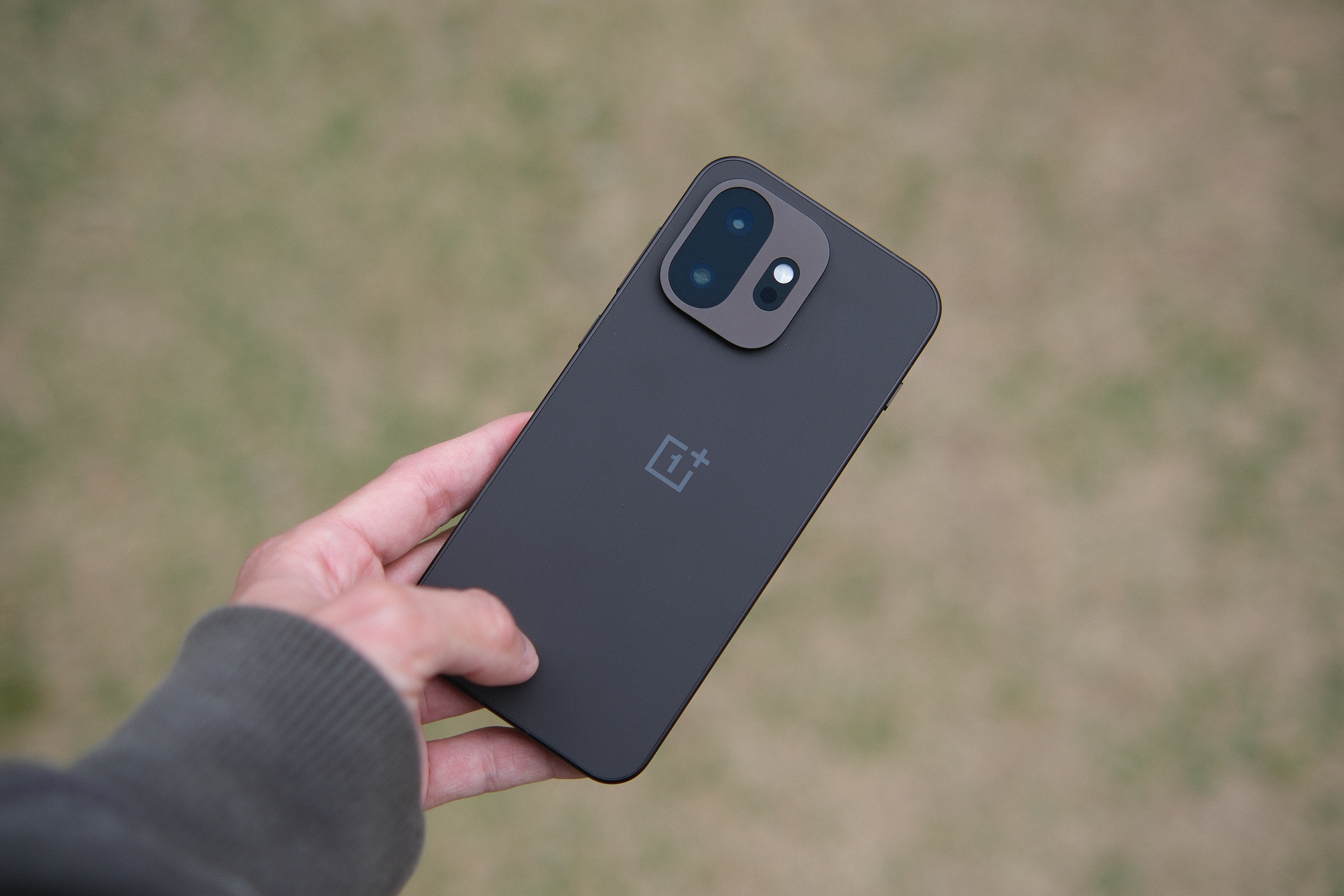 一加15T作为一台小屏手机，续航真的很惊喜，昨天留意了一下，亮屏十个小时以上还有