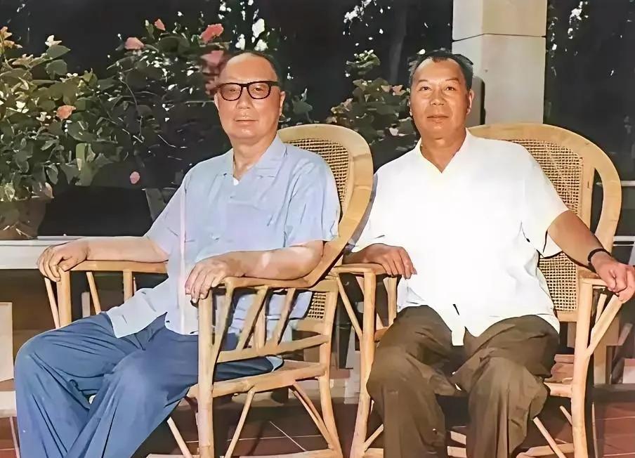 上世纪80年代上将杨成武到聂荣臻元帅家中看望老领导，二人的弥足珍贵的合影。