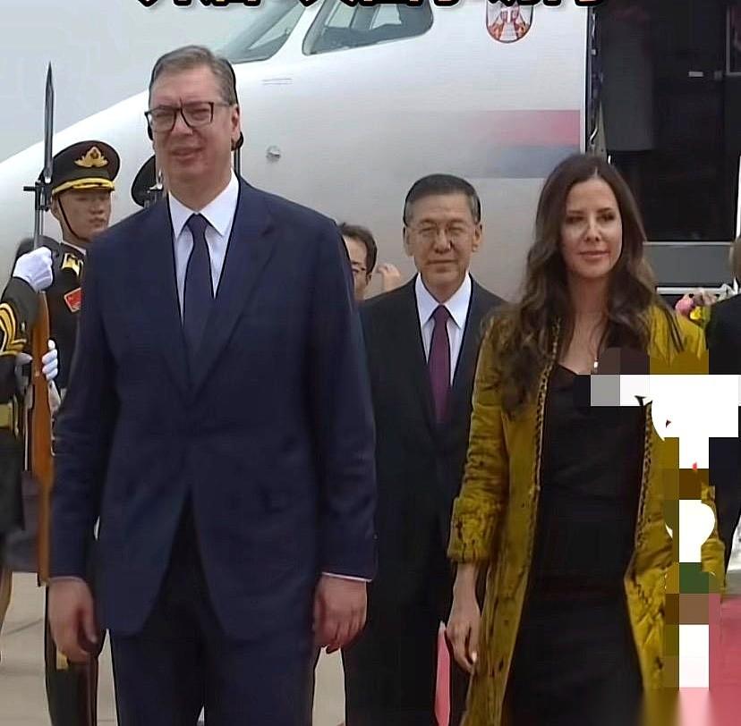 武契奇访华，但所有镜头，几乎都对准了他身后的那个人。舷梯放下，舱门打开。走出